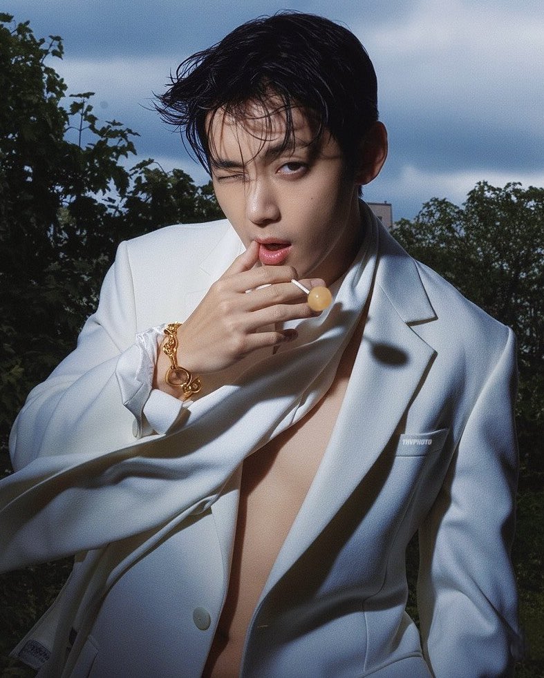 new obsession unlocked taehyung doing this pose it’s so hot