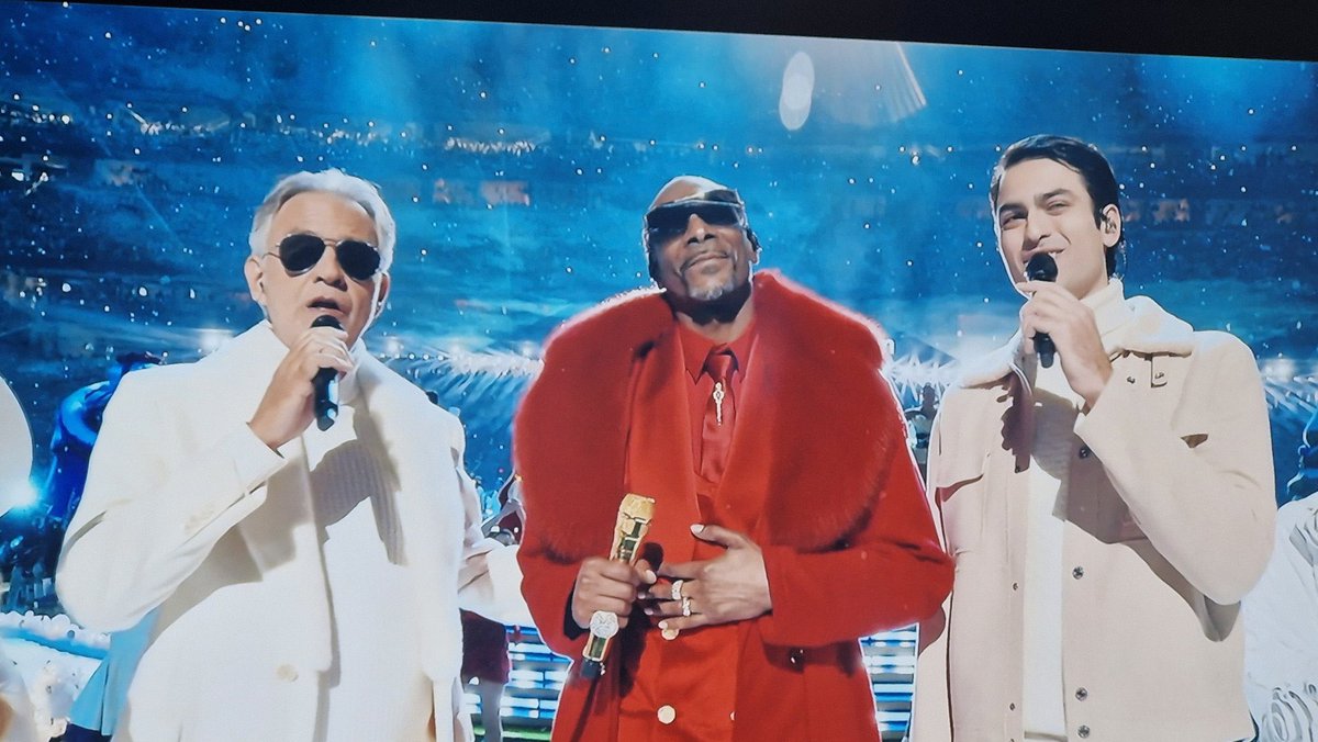 Snoop Dogg cùng Andrea Bocelli trong giờ nghỉ giữa hiệp #halftime #nfl