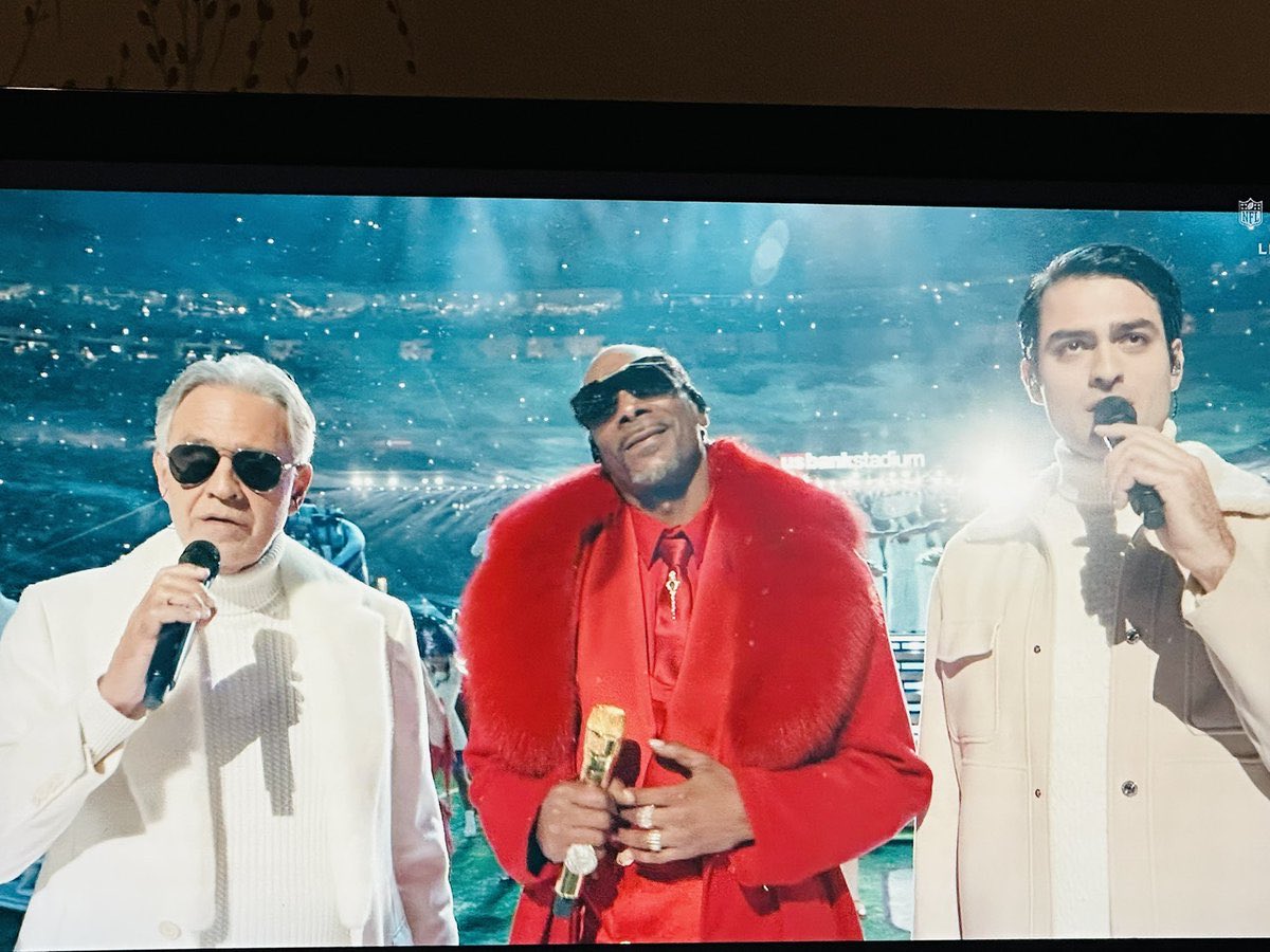 Did not have Snoop singing with Andrea and Matteo Bocelli on my Christmas bingo card…..or any bingo card for that matter. #Netflix #HalfTimeShow # Christmas