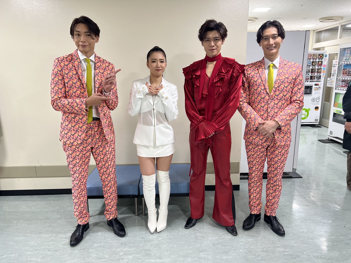 その時そこにいた所&木梨門下生と😊 #白衣装の女 #赤衣装の男 #純烈