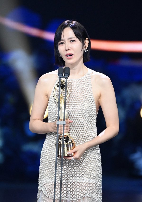 sonyejinpics's tweet image. son yejin:

“while i can no longer play first love roles, i now have access to a wider range of roles than before, so i have high hopes that my spectrum as an actress will broaden. and since i’ve become my husband's ‘last love,’ i’m satisfied with that.”

m.entertain.naver.com/home/article/0…