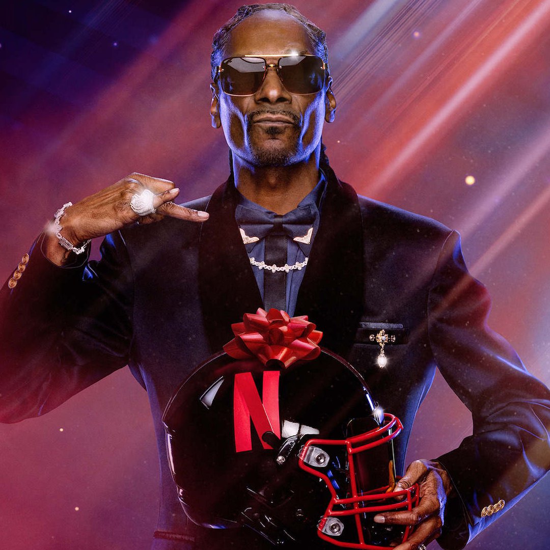CSDNFL's tweet image. This should have been the halftime show for the Super Bowl! Snoop Dogg just had the best line-up for a halftime show! Excellent job by @Netflix!