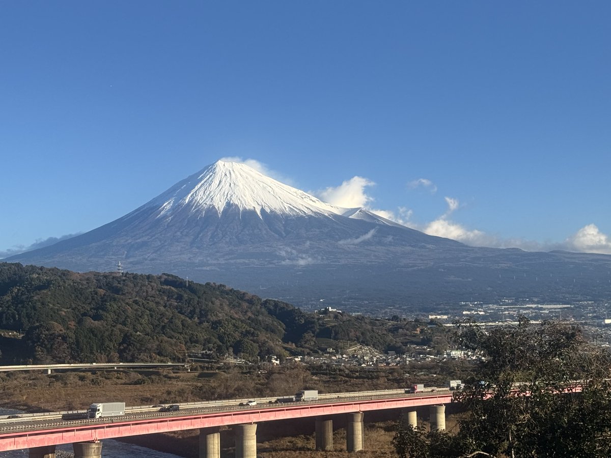 dongurik's tweet photo. おはようございます。なんか話題になってるスタバ富士山チャレンジしてみました。
昨日までの雨で富士山がお化粧直ししたから今日しかないと思ってたです。
#fuji #fujikawa #富士 #富士川 #富士川サービスエリア #スターバックス https://t.co/arbsqOXfzB