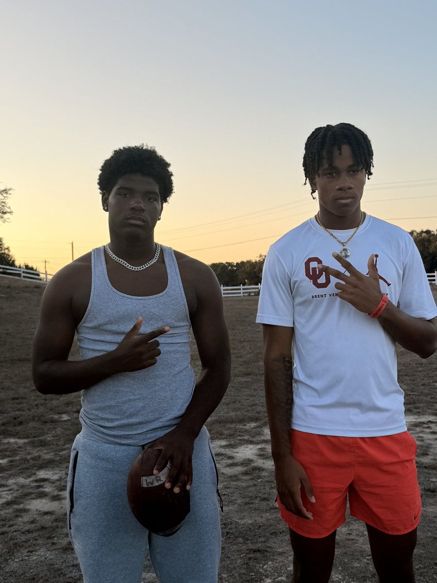 iambjhall12's tweet photo. Family first. Work always.
Getting throws in with my cousin. No Days off! 🏈🙏🏿 @zelpollard https://t.co/gEMawYX3mz
