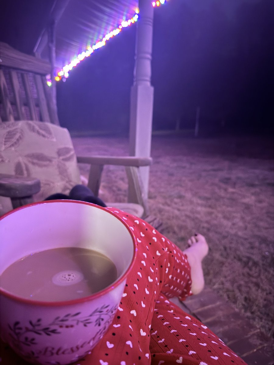 SethandKTsmom's tweet photo. Not me sitting on the front porch drinking decaf enjoying the silence of a country Christmas night...
❤️❤️🎄❤️🎄🎄❤️❤️🎄❤️
#DecafCauseIWantToSleepEventually
#ChristmasLights
#ChristmasPJs
#OnlyThingMissingIsMyShadow
#HopeTheyCantSeeMeFromTheRoad https://t.co/nQwQPdaZQ6