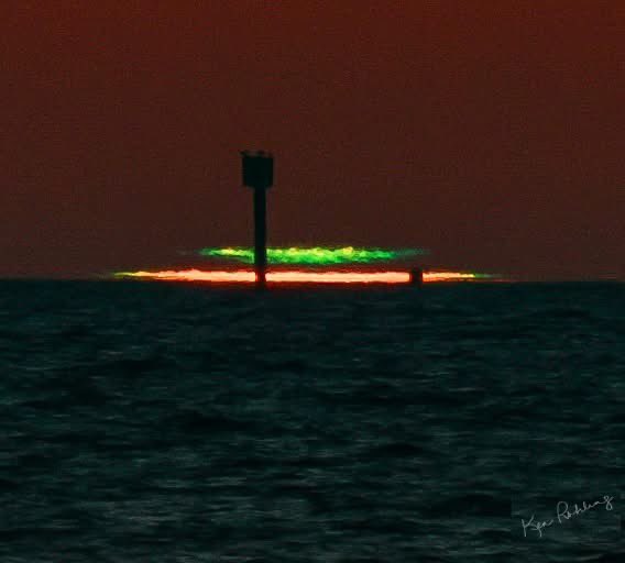 MattDevittWX's tweet image. FLORIDA GREEN FLASH! 🎅🏻💚 Even more amazing is it happened Christmas Eve before Santa came to town! This rare and elusive shot was seen from Yankeetown along the Gulf. Can only be seen for a second or two during perfect conditions! Credit: Ken Rohling @stormhour @spann