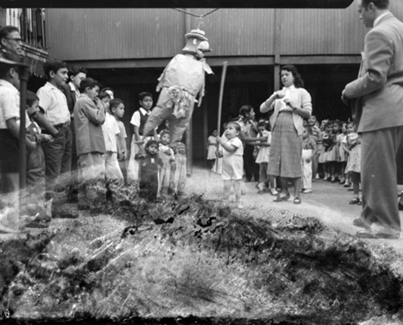 #SabíasQue la forma tradicional de las piñatas surgió en el siglo XVI en Acolman, Estado de México.
Los siete picos simbolizan los pecados capitales; el palo, a la virtud que destruye las tentaciones y la colación, a las riquezas celestiales.

📸 México. Ca. 1956. <a href="/FototecaINAH/">Fototeca Nacional</a>