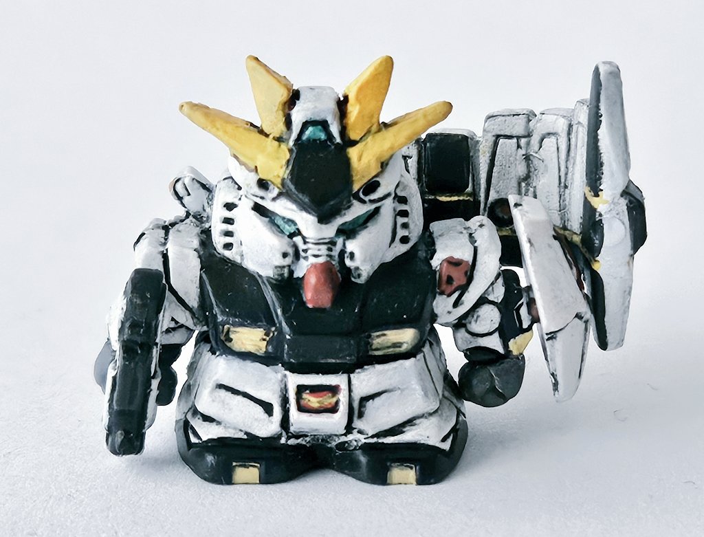 久しぶりに塗装しました。 ガン消し RX-93 νガンダム (フィン