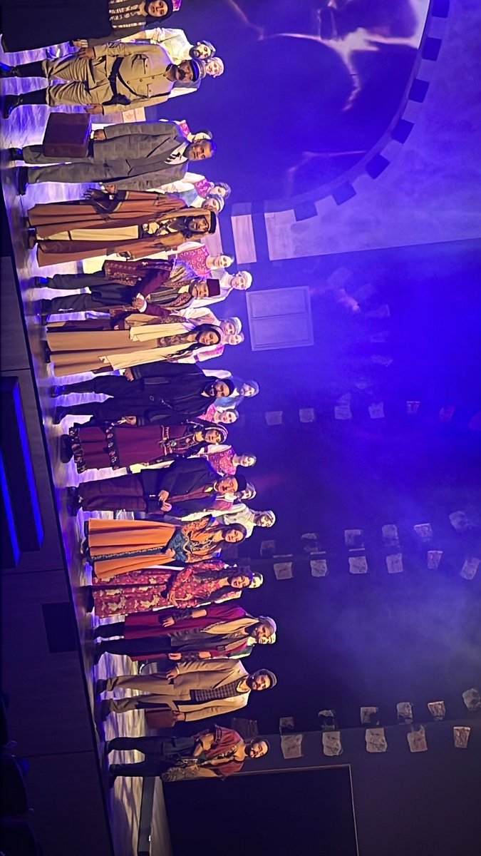 JustFs_'s tweet image. يوم جميل وللتاريخ بالنسبة لي 
اني اشوف ممثلين اتابع اعمالهم اكثر من ١٠ سنين في بلدي وفي مدينتي بالنسبة لي شي عظيييم فوق كذا المسرحية جدًا جدًا جدددددًا جمممميييلة

قصي خولي اسطورة بالكوميديا