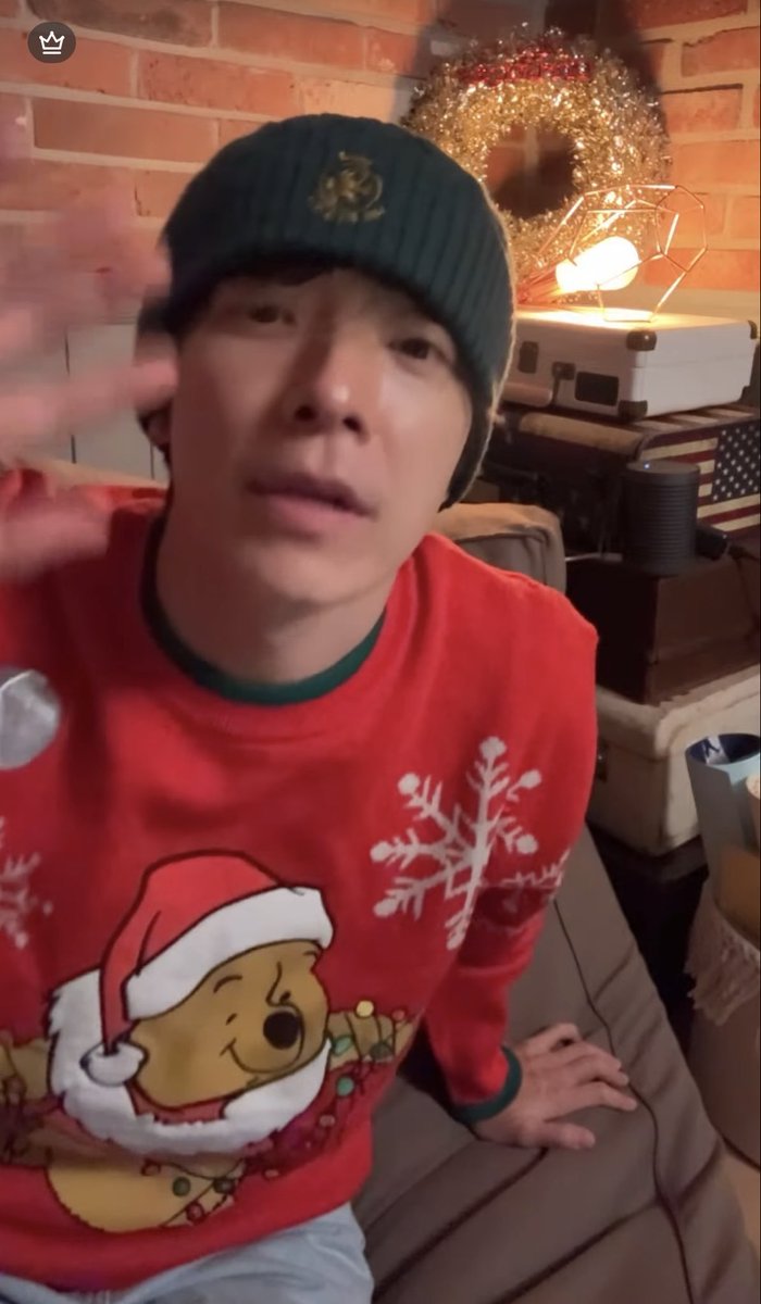 ELFShani's tweet image. HyukJae making fun of ELF for being single, and we can’t even make fun of him back because… look who he’s spending his Christmas with. Alright HyukJae, you win this time. 🫵

#EunHae #Donghae #Eunhyuk