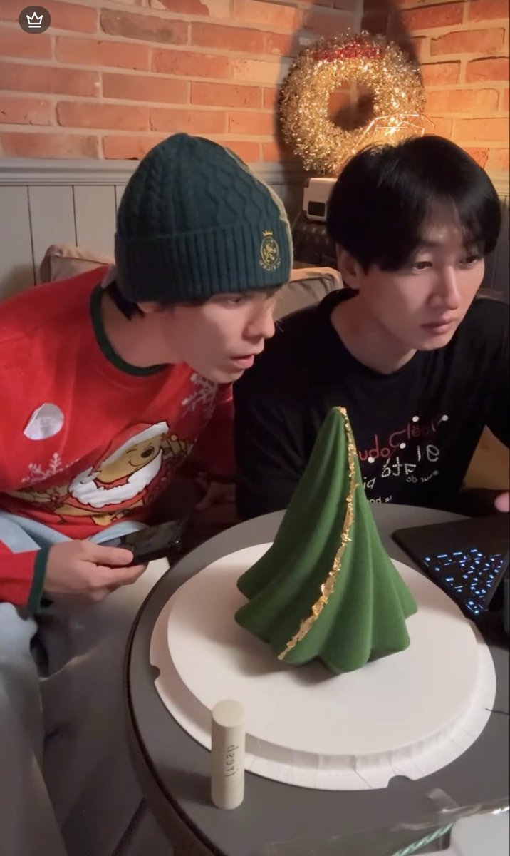 ELFShani's tweet image. HyukJae making fun of ELF for being single, and we can’t even make fun of him back because… look who he’s spending his Christmas with. Alright HyukJae, you win this time. 🫵

#EunHae #Donghae #Eunhyuk