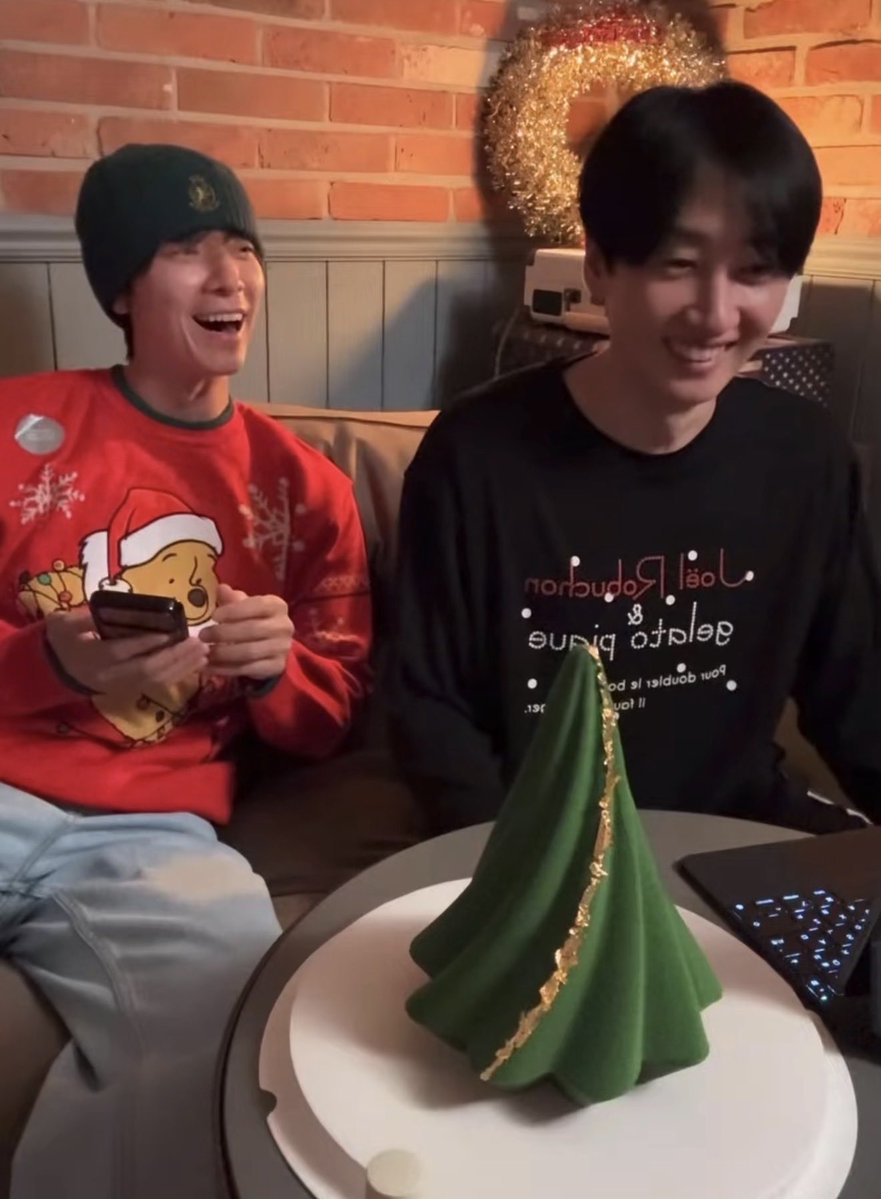 ELFShani's tweet image. HyukJae making fun of ELF for being single, and we can’t even make fun of him back because… look who he’s spending his Christmas with. Alright HyukJae, you win this time. 🫵

#EunHae #Donghae #Eunhyuk
