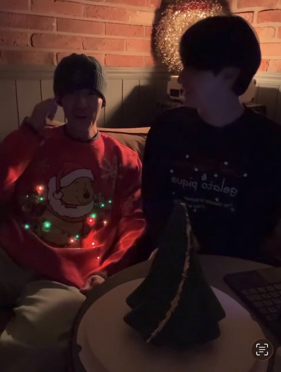 ELFShani's tweet image. HyukJae making fun of ELF for being single, and we can’t even make fun of him back because… look who he’s spending his Christmas with. Alright HyukJae, you win this time. 🫵

#EunHae #Donghae #Eunhyuk