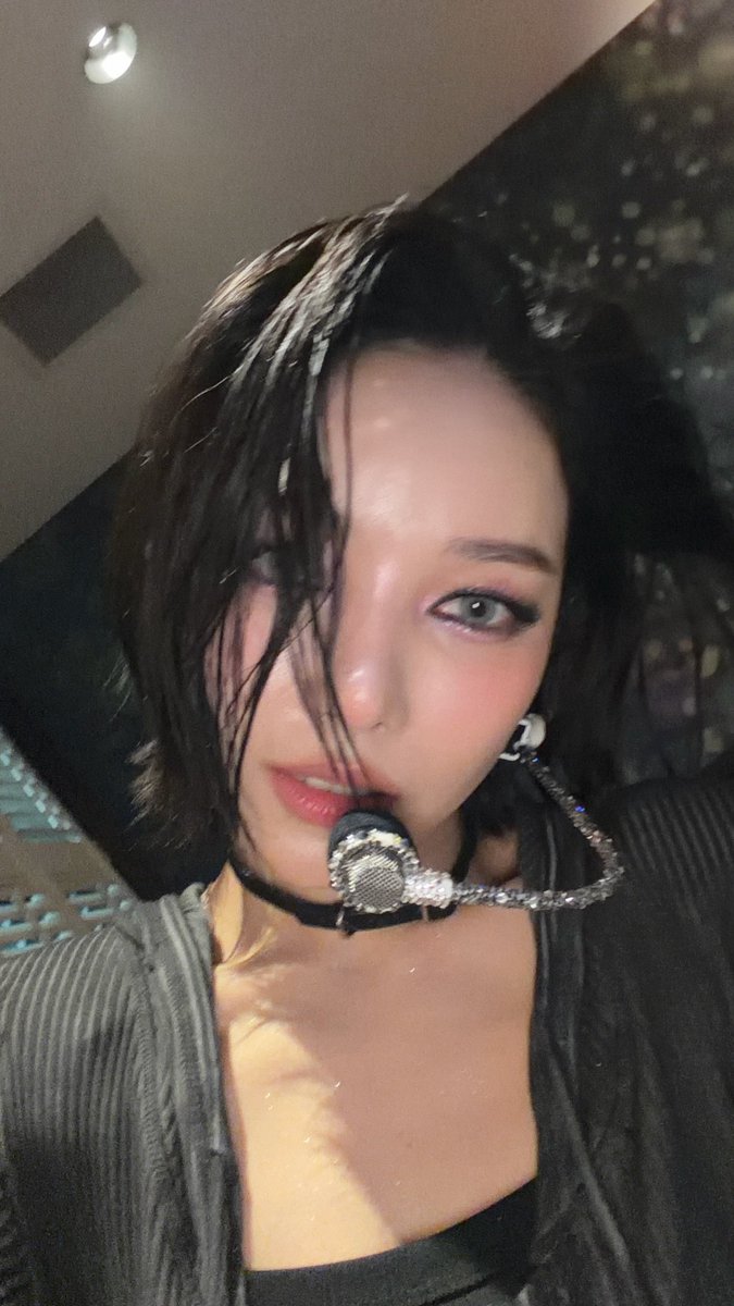 4SominAndBM's tweet image. [📸] 251225 Somin IG story update:

Text in the first pic:

"Fighting Little Boss"