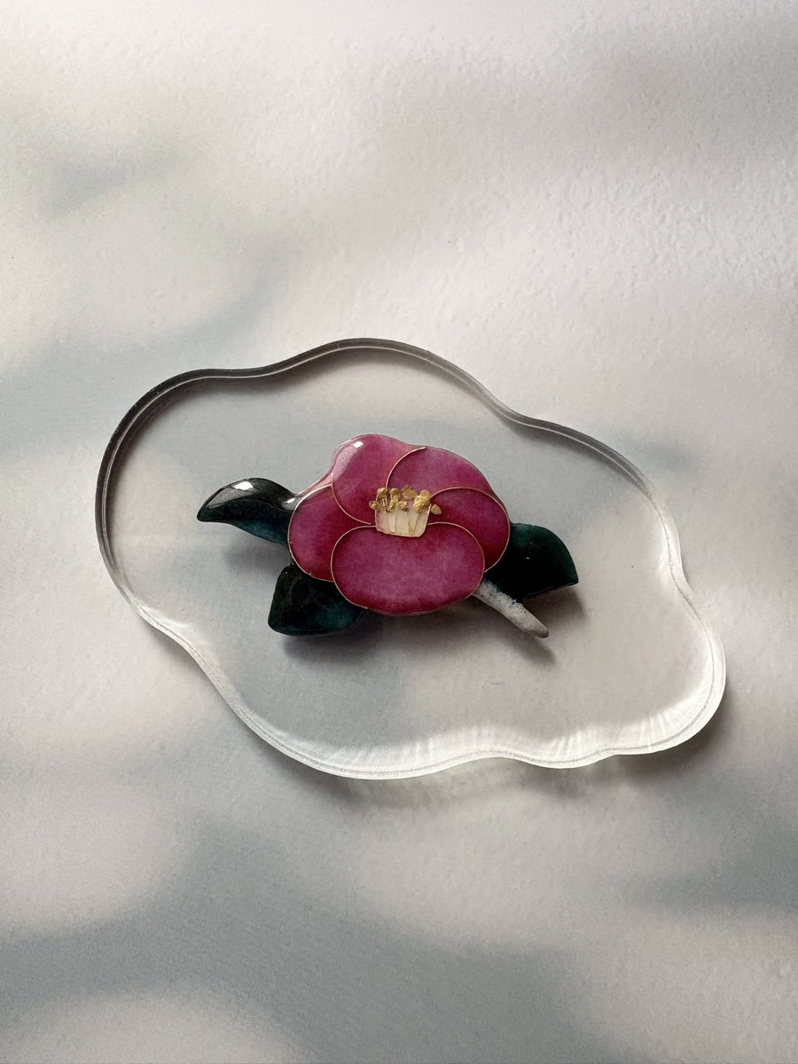 また椿のブローチを作りました
ちょっと、変えてみました