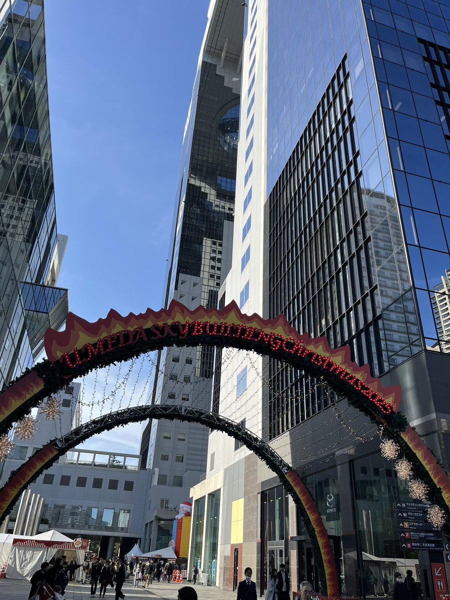 BebeSwallowtail's tweet image. あっという間に12月が過ぎていきますね。
ほぼ毎日梅田スカイビルクリスマスマーケットにいておりましたが、
今年は人々が夢中になる「流行る・バズる」現象を目の前で見たり感じたり、驚くこともたくさん。勉強にもなりました。

集中してよかったなぁ。