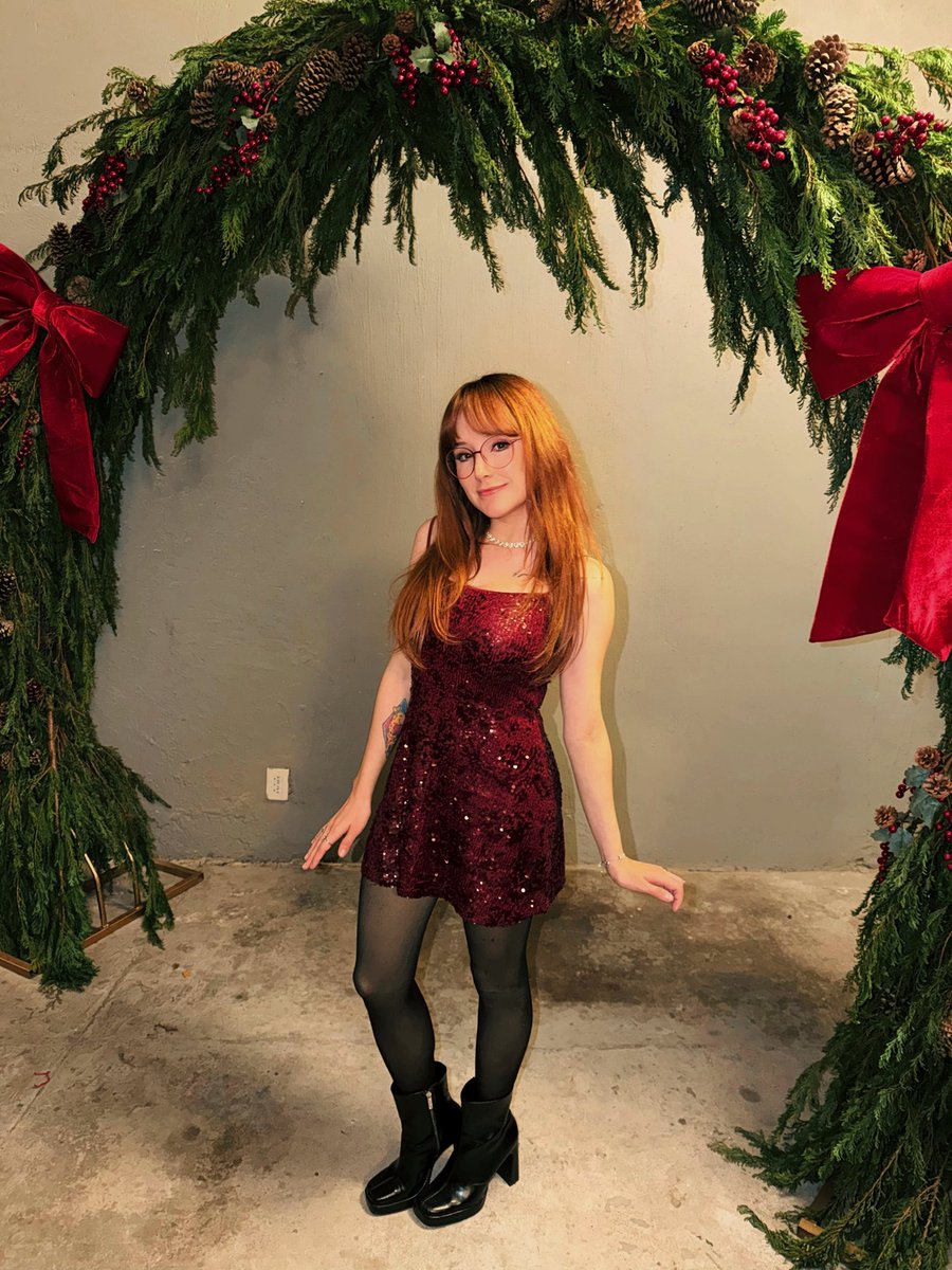 PattyMeza8's tweet photo. Mi outfit de ayer 🎄 feliz navidad a todos 🫶🏻 mañana regreso a cdmx, pienso hacer un maratón de Expedition 33 para el 27 😬 https://t.co/oQoIM4uXVj