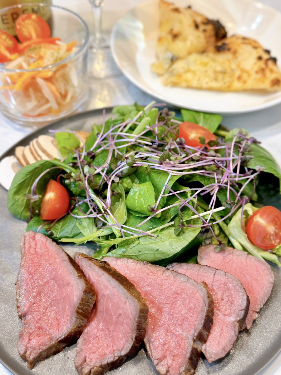 emuulog's tweet photo. 2025/12/24
49.6kg/23.3%
前日測定から-0.3kg
前日お通じ少し🤏

朝
八ツ橋、🍎🫖

昼
人参ラペ、鶏むね、スコーン

夜
🥗、サーモンマリネ、ローストビーフ、ピザ、🍷×1本

今年は去年の反省を生かしケンタは封印🗝️
そして夫は焼き鳥以外の鶏肉が好きじゃないと判明したので🐄一択

#ダイエット記録 https://t.co/4T0sjwQKlD