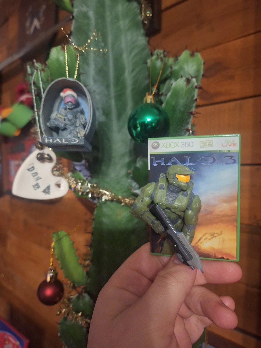 Mangermouse's tweet photo. Wishing you all a magical Christmas, picked up a new little treat this year. As 2025 wraps up, I look forward to the new Halo items I can pick up in 2026! https://t.co/YLg9CKSuD7