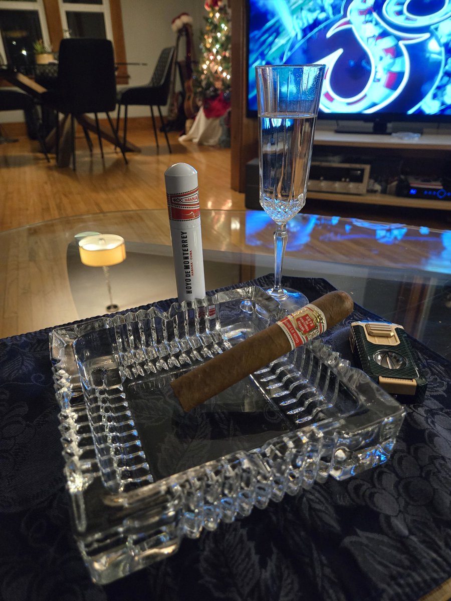 Can't beat a very old Hoyo de Monterrey Cuban to wind down Christmas. #cigars #Cuban