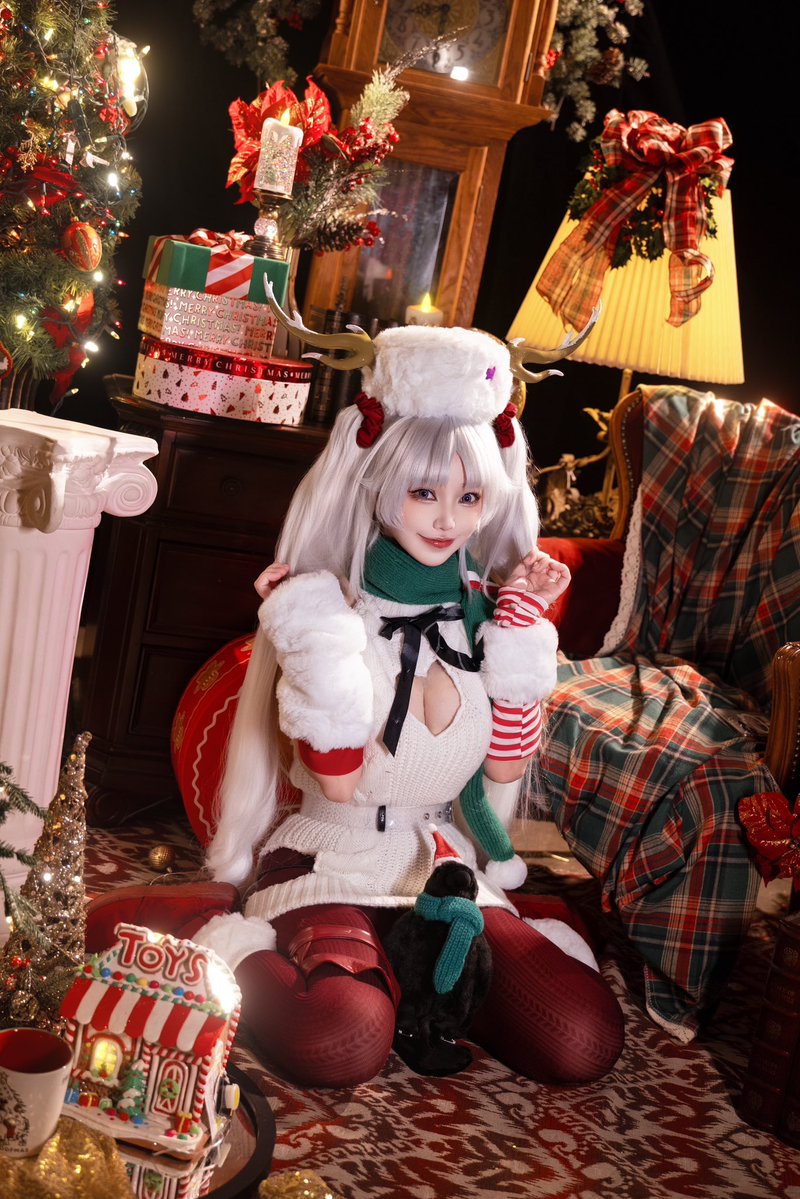 Rakukoooo's tweet image. ✨A little reindeer like me only comes out on Christmas🎄🎁 you’ll stay with me for a while… right?💗

📷 hikari1105_photography 
#StellaSora #Yostar #cosplay #SnowishLaru #christmascosplay