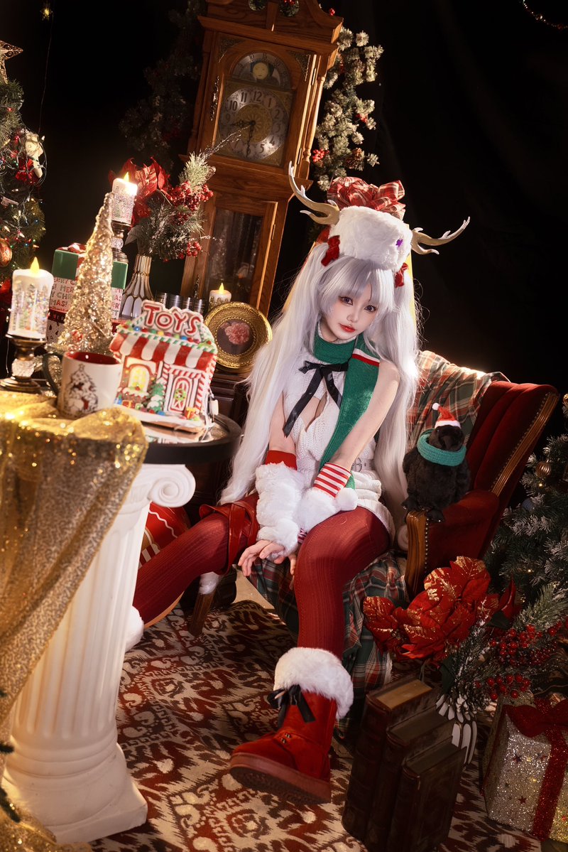 Rakukoooo's tweet image. ✨A little reindeer like me only comes out on Christmas🎄🎁 you’ll stay with me for a while… right?💗

📷 hikari1105_photography 
#StellaSora #Yostar #cosplay #SnowishLaru #christmascosplay
