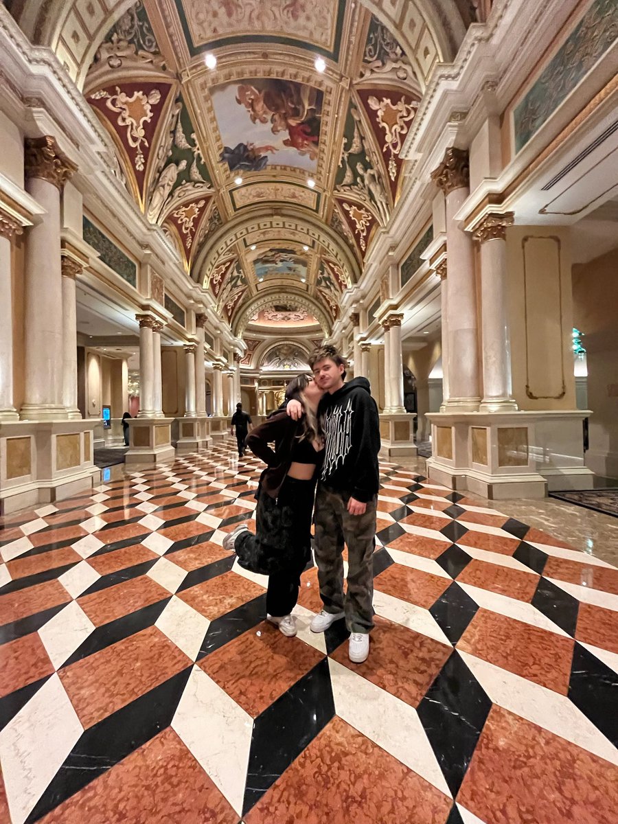dumb_ella's tweet photo. 2 years, a birthday, all in Vegas baby! Love you❤️ https://t.co/DyFZUgQa28