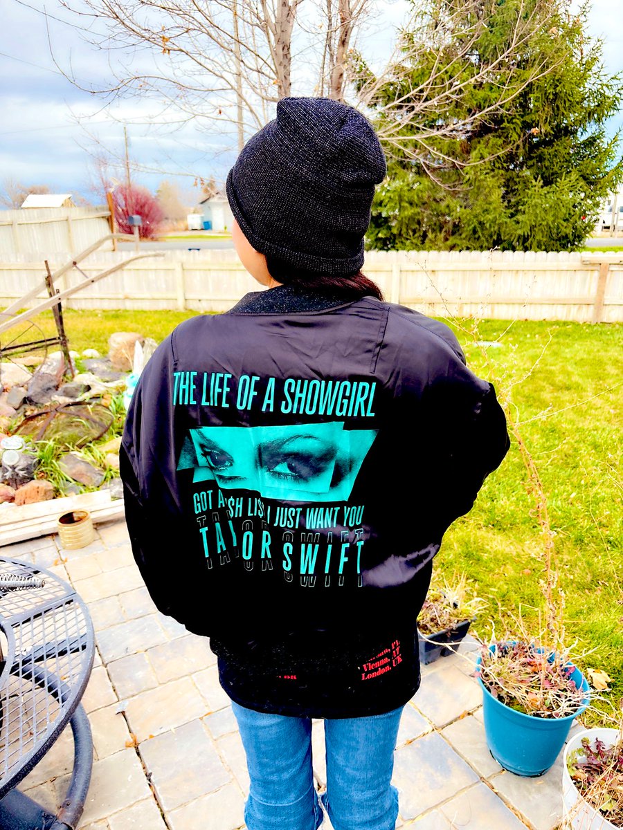 booksnlattes's tweet photo. omgomgomg my father-in-law got me the wi$h li$t bomber jacket aka my most wanted item off of taylor’s store this year. the scream i screamt! good thing it’s super comfy bc i’m never taking it off. a very merry swiftmas indeed
😭🥰🫶🏻🖤#TSthelifeofashowgirl #TaylorSwift https://t.co/BFb9FawQD0