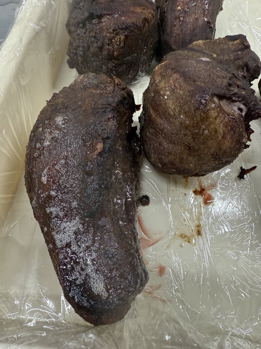 お正月🎍にどうぞ
恒例「ローストビーフタン」

焼いてます！