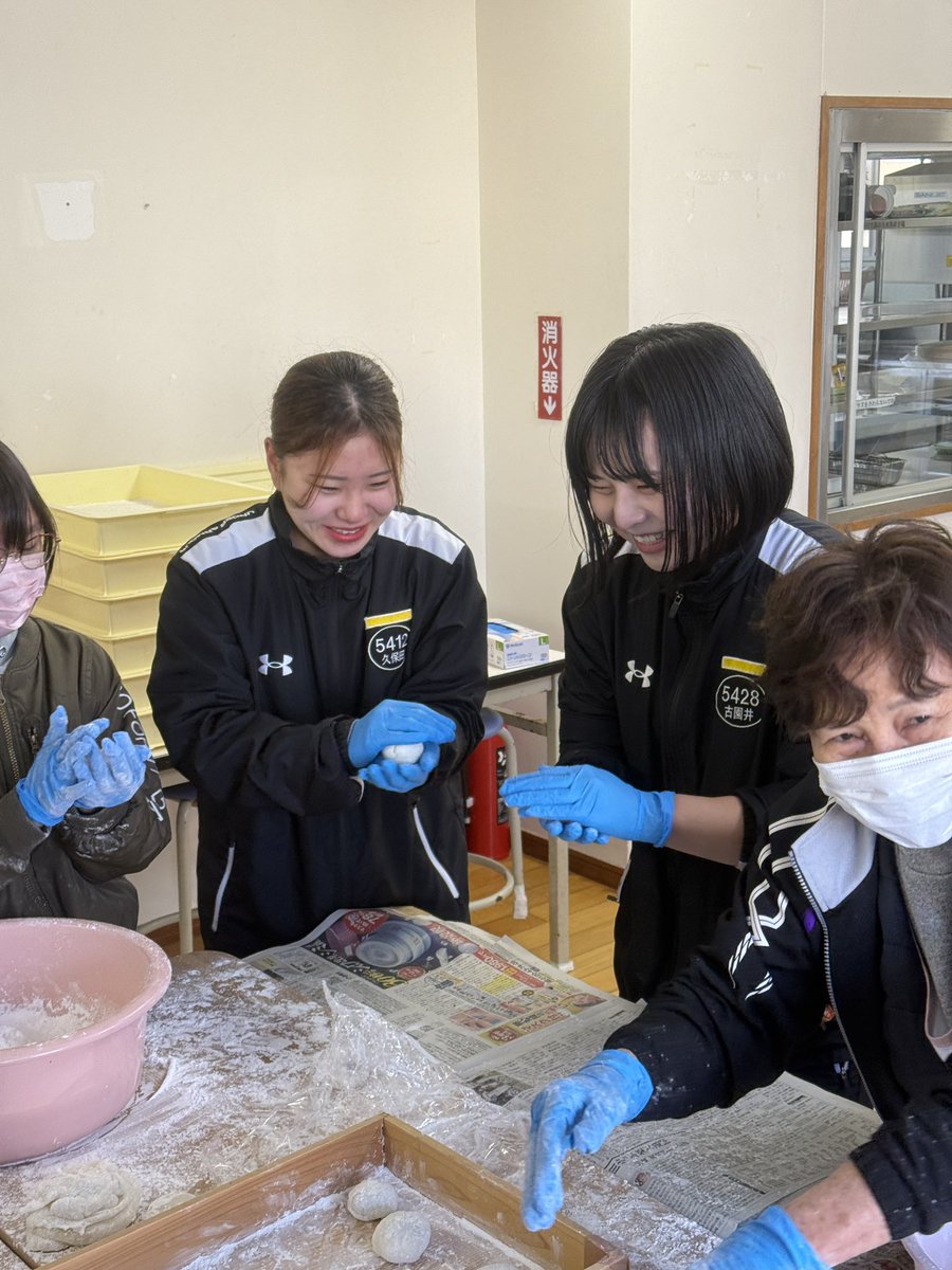 boatrace_karaat's tweet image. 昭和35年から行われている
佐賀支部選手による児童養護施設での餅つき☺️

選手たちが率先して声を掛け、児童たちと笑顔の交流😆

美味しいお餅がたくさん出来ました❗️

#ボートレースからつ
#佐賀支部