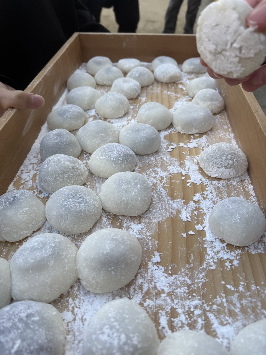 boatrace_karaat's tweet image. 昭和35年から行われている
佐賀支部選手による児童養護施設での餅つき☺️

選手たちが率先して声を掛け、児童たちと笑顔の交流😆

美味しいお餅がたくさん出来ました❗️

#ボートレースからつ
#佐賀支部