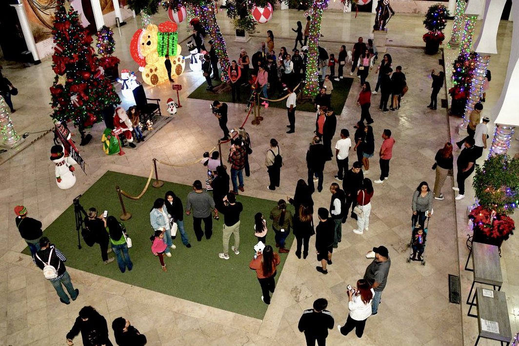 AlfonsoDurazo's tweet photo. ¡La magia de la Navidad se vivió en grande en el Palacio de Gobierno!

Más de 45 mil sonorenses visitaron a Santa y al Grinch, llenando el Palacio de sonrisas, alegría y momentos inolvidables para niñas, niños y familias. https://t.co/x8bKedFhtG