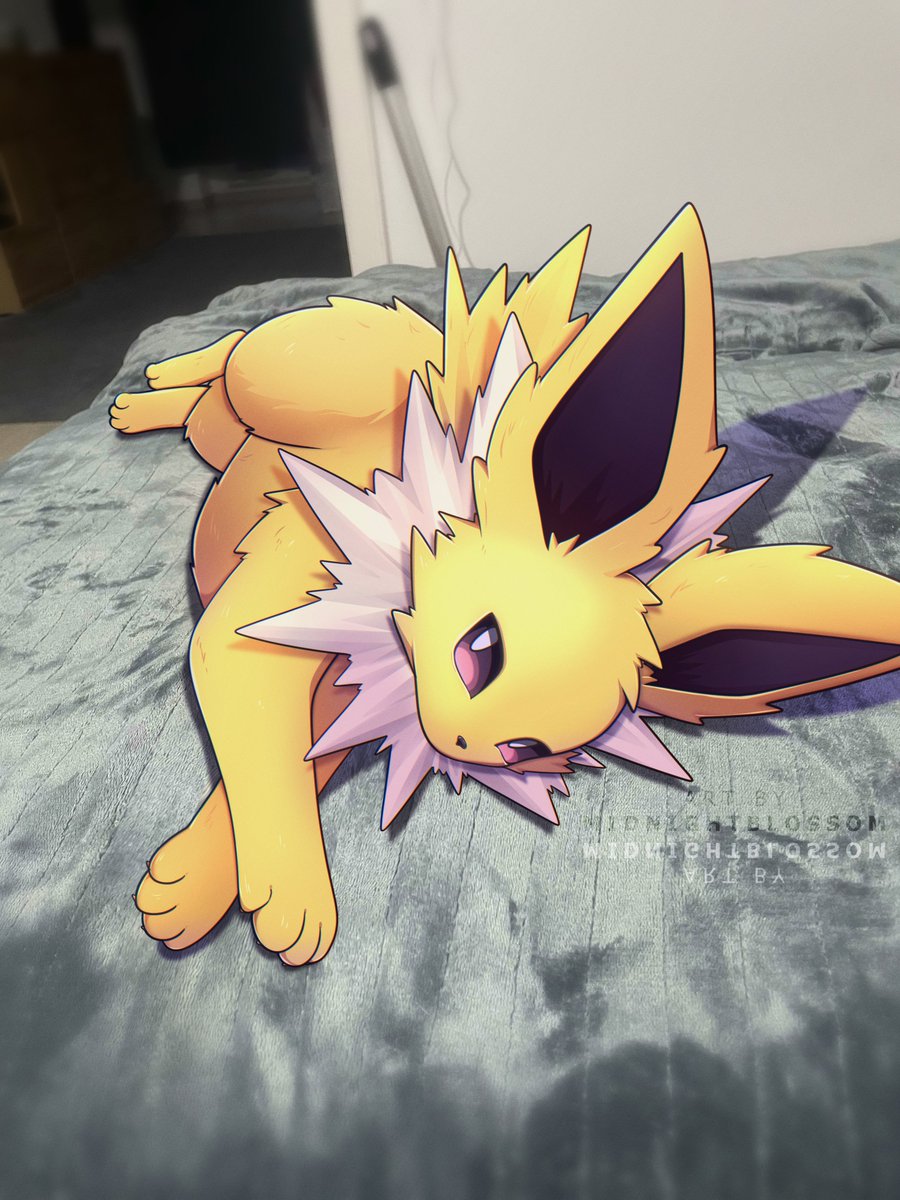 MidnBlossom's tweet photo. Little jolteon enjoys the peaceful holidays.  

I wish you all happy holidays ♥ https://t.co/SuSrCDCRE2