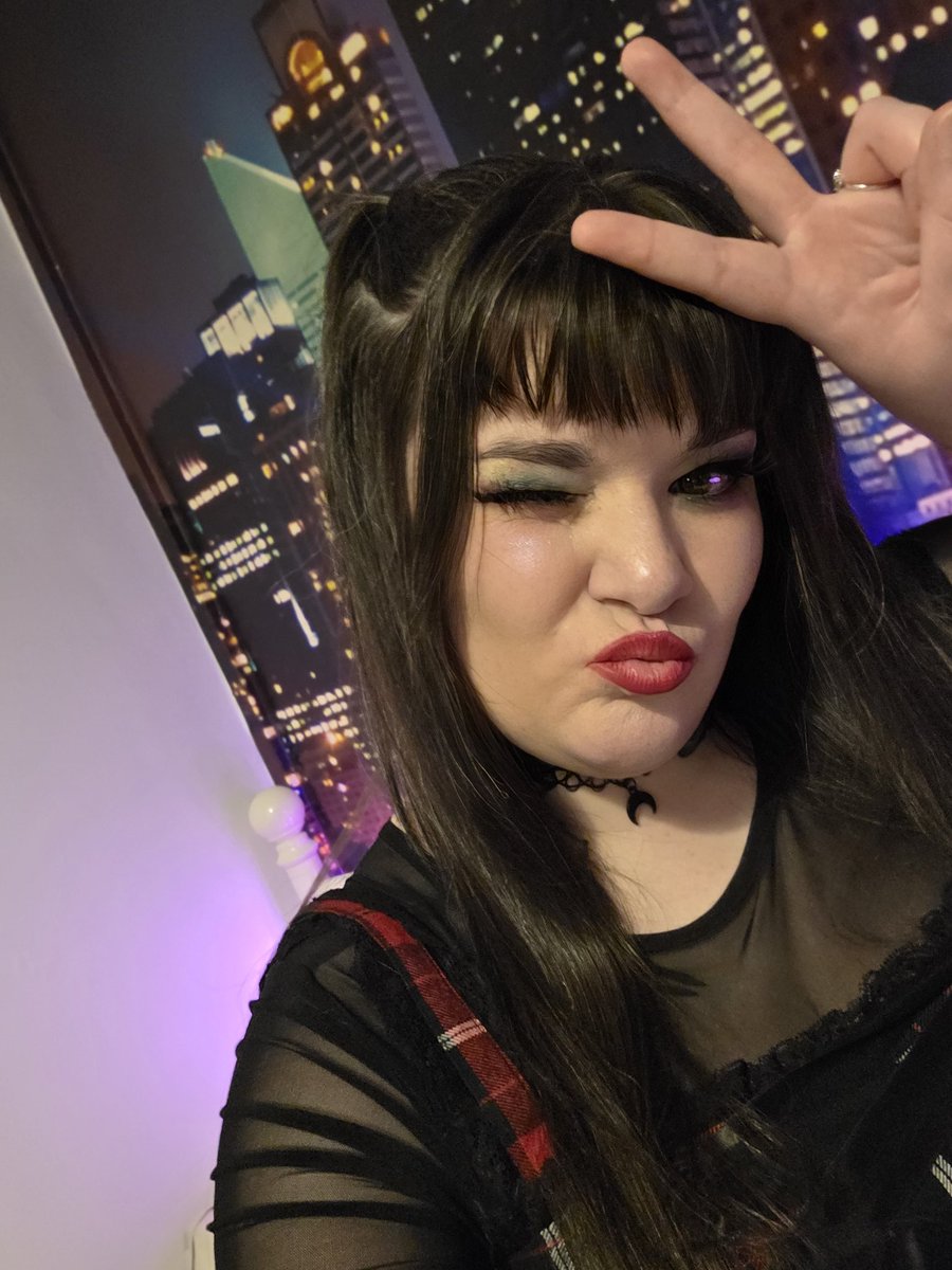 CrownRoseMaria's tweet image. Got dressed up for nowhere lol
Merry Christmas everyone 🥰