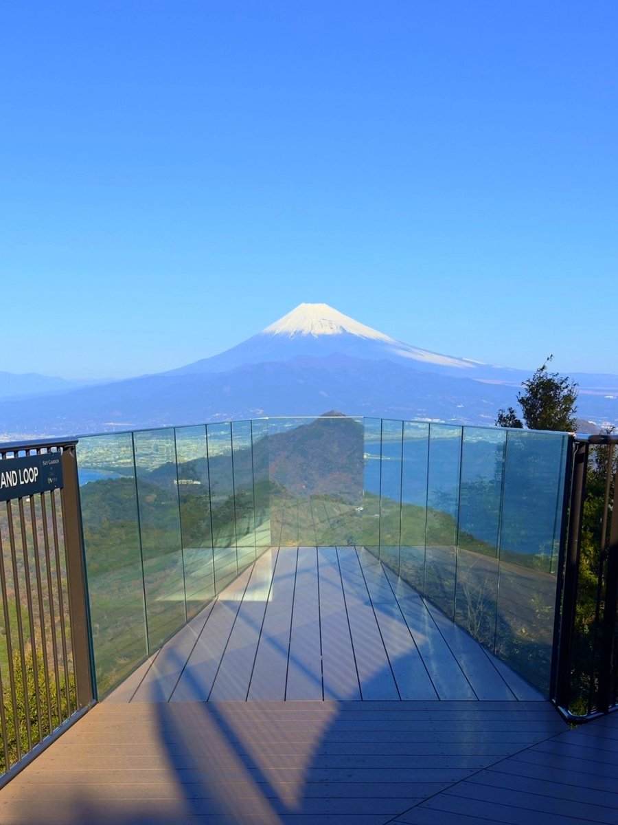 12/26
昨日までの雨も上がり、ロープウェイ山頂『碧テラス』からは冠雪した雄大な富士山と駿河湾の絶景がご覧いただけます。