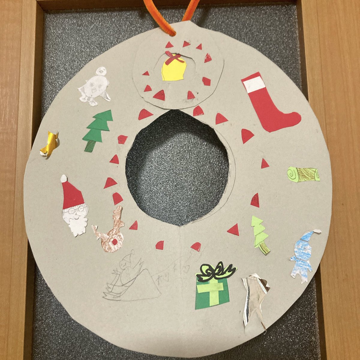 SharpKAIBUN's tweet image. 娘が厚紙で作ったクリスマスリース🎄
ひっそりと謎生物が🌵