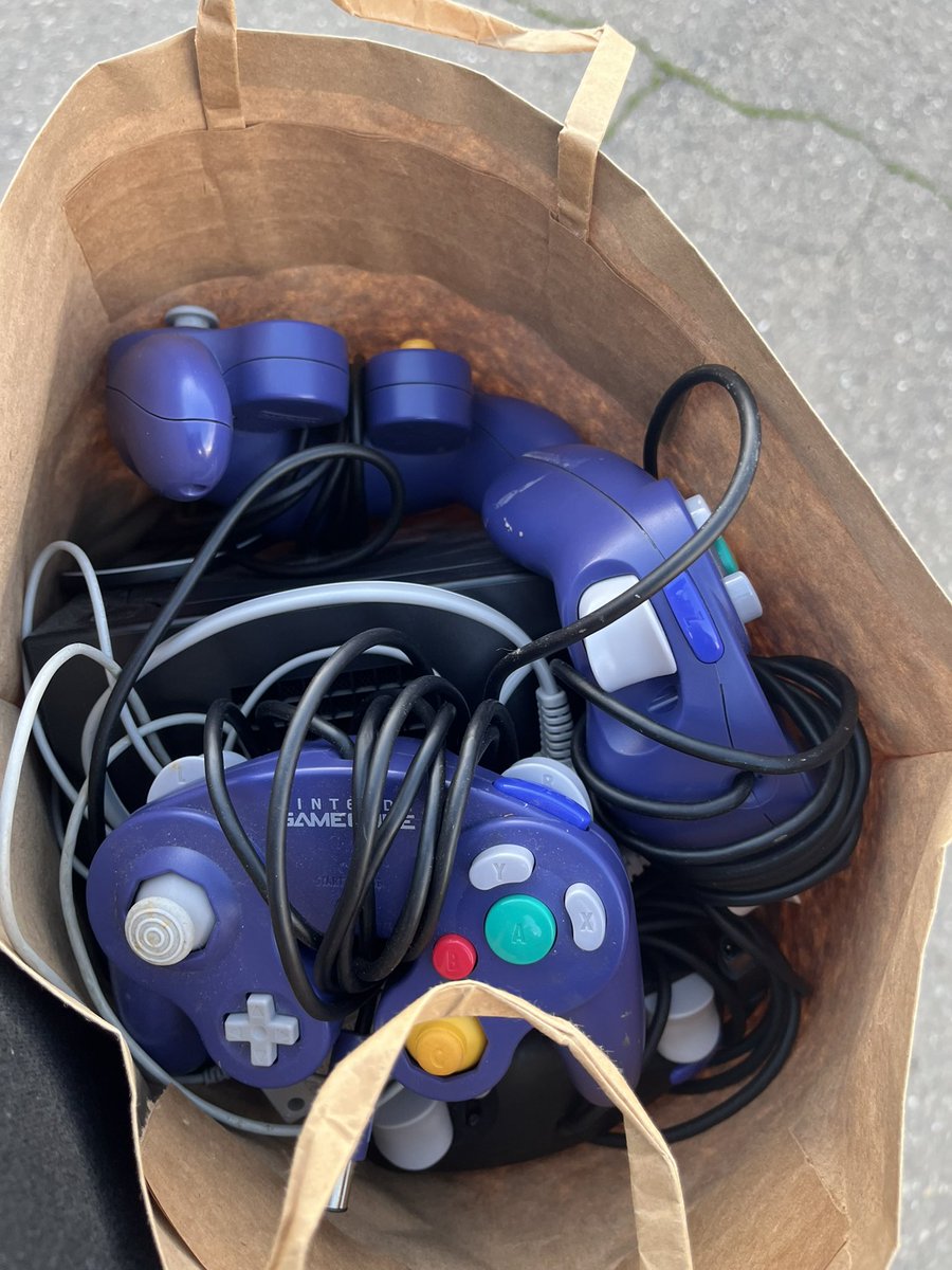 CuttyFlamenko's tweet image. Just got a GameCube for Christmas