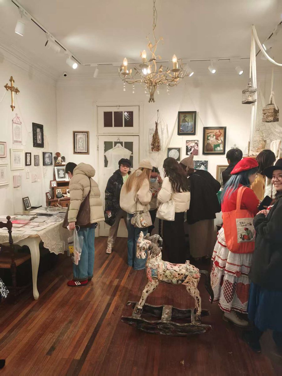 昨日は上海の月下集ギャラリーのグループ展の初日でした。
主催者のNivash様より、展示の盛況な様子の写真を送って頂きました。