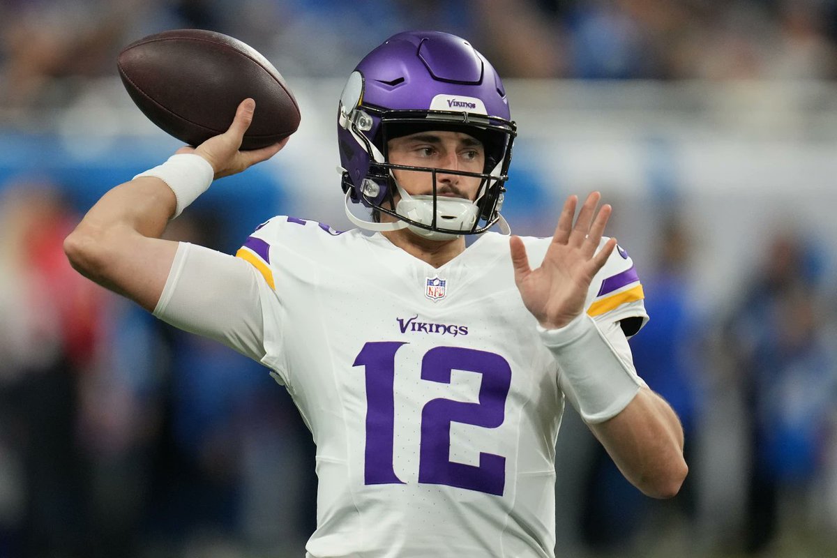 FanDuel's tweet image. Max Brosmer the last 3 weeks:

• 0 touchdowns
• 4 interceptions
• 12 sacks taken

The Vikings are 2-1 in those games 😳

#NFL | #SKOL