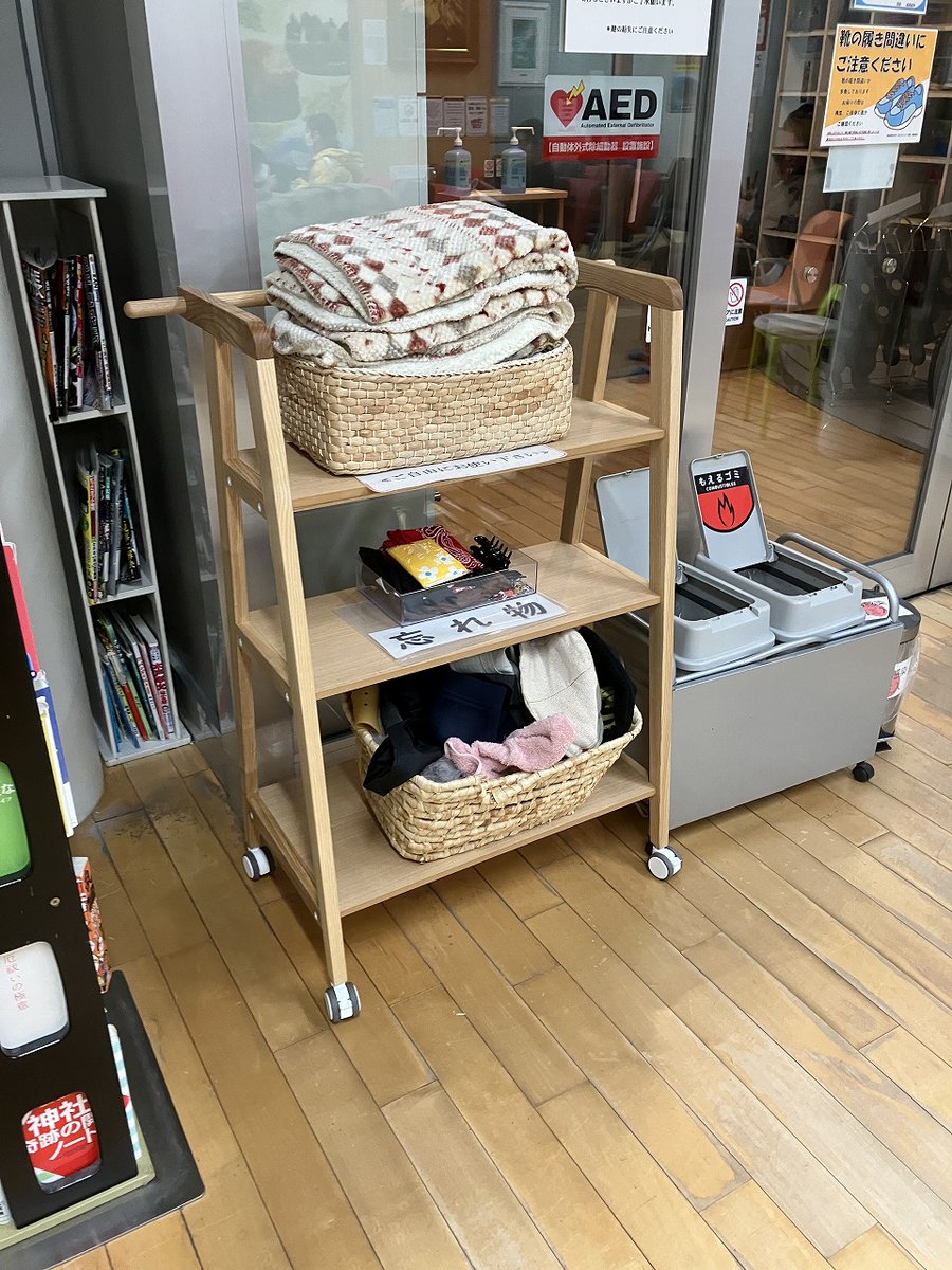 cosine_com's tweet image. 2025年、ありがとうございました。木のぬくもりとともに、また来年へ 
Ｎo.4051　2025年12月26日（金）（-7℃⇒1℃）雪
わくわく様です。
今朝の旭川は、少し吹雪ぎみの冬の朝。
静かに降る雪を眺めながら、「今年もここまで来たなぁ」と、ふと立ち止まる時間がありました。
x.gd/khC4a