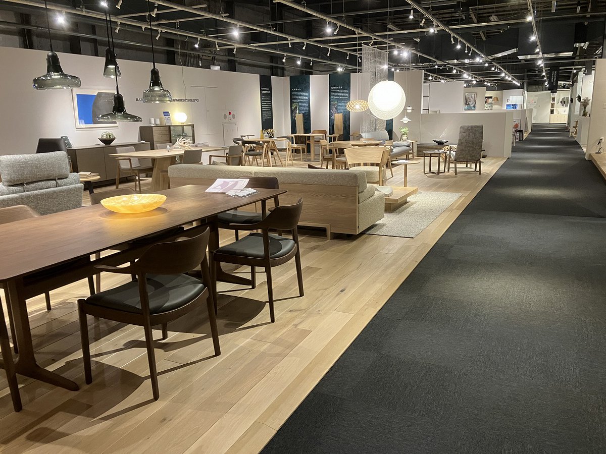 cosine_com's tweet image. 2025年、ありがとうございました。木のぬくもりとともに、また来年へ 
Ｎo.4051　2025年12月26日（金）（-7℃⇒1℃）雪
わくわく様です。
今朝の旭川は、少し吹雪ぎみの冬の朝。
静かに降る雪を眺めながら、「今年もここまで来たなぁ」と、ふと立ち止まる時間がありました。
x.gd/khC4a