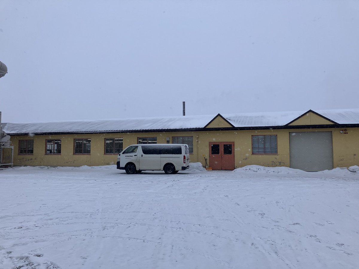 cosine_com's tweet image. 2025年、ありがとうございました。木のぬくもりとともに、また来年へ 
Ｎo.4051　2025年12月26日（金）（-7℃⇒1℃）雪
わくわく様です。
今朝の旭川は、少し吹雪ぎみの冬の朝。
静かに降る雪を眺めながら、「今年もここまで来たなぁ」と、ふと立ち止まる時間がありました。
x.gd/khC4a