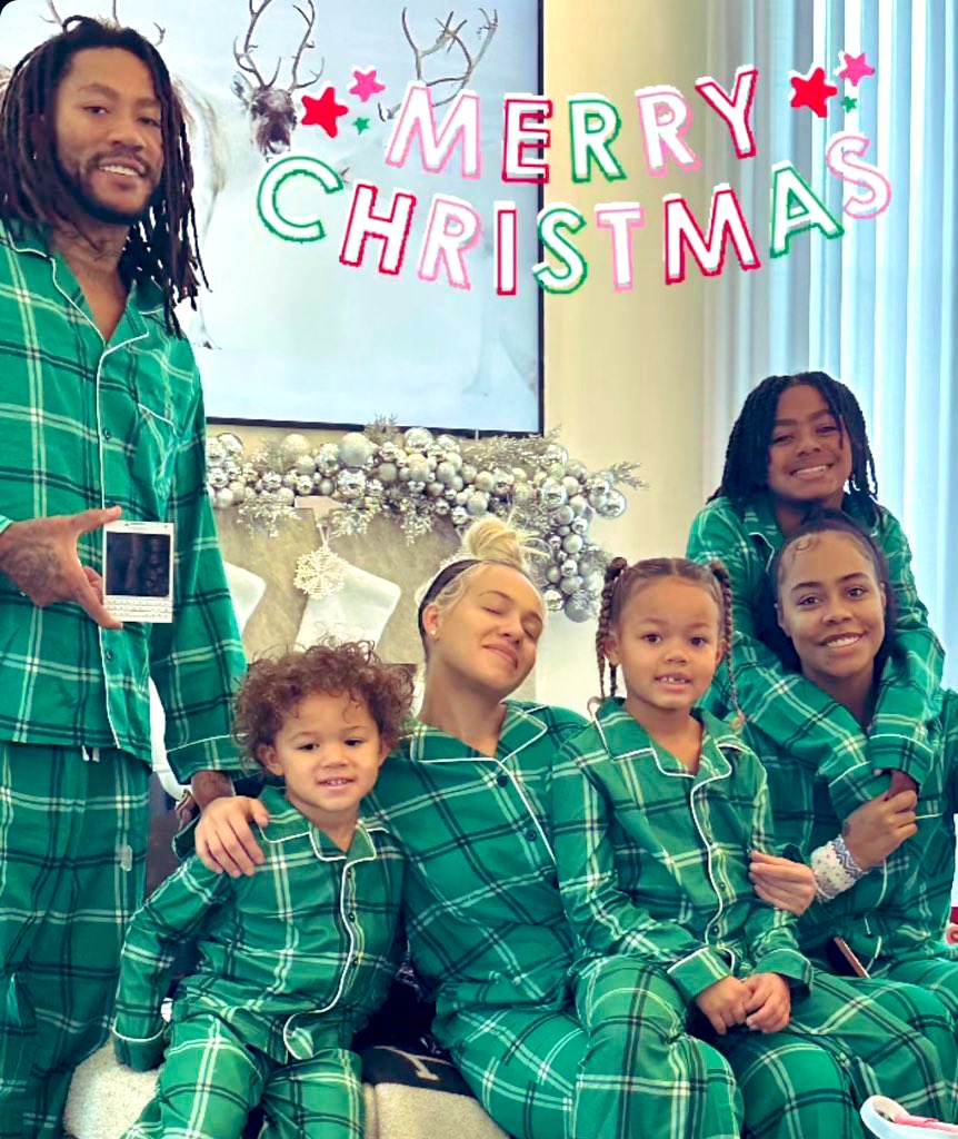 LakeShowYo's tweet image. Never forget Derrick Rose had both his wife and baby mama in matching pajamas on Christmas 😂🐐