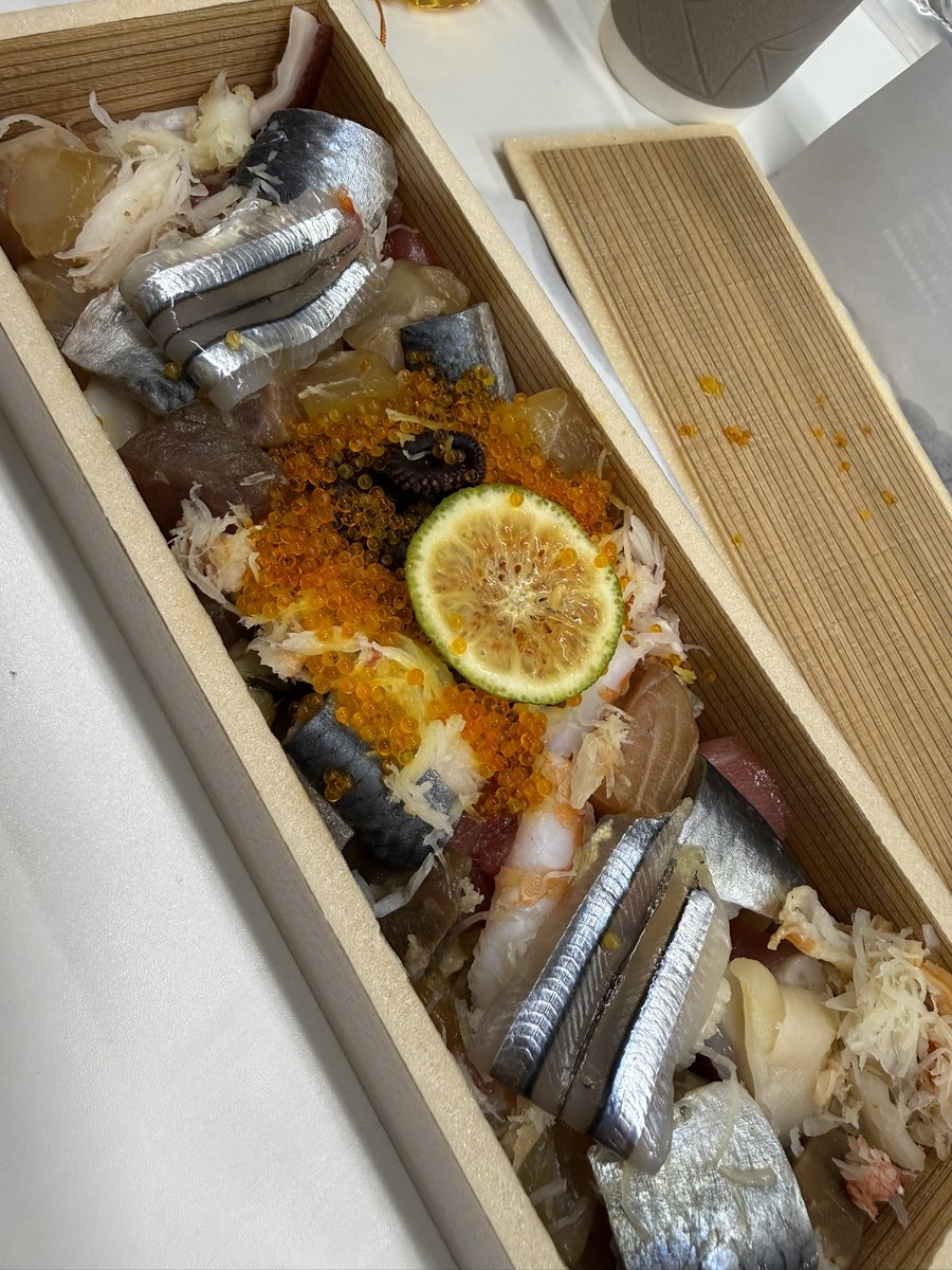 非常勤勤務先2箇所にて 昼に①かわだの海鮮ちらし、ケーキ 夜に②