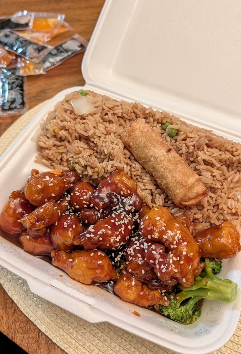 MeekyBlinders's tweet image. my boyfriend grew up muslim and i grew up christian so we're compromising by celebrating jewish christmas this year