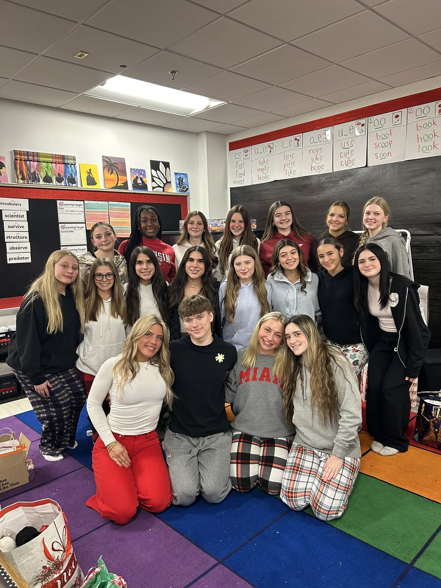 cheer_oc's tweet image. We wish you a 🎄Merry Christmas🎅🏻 and a ✨Happy New Year!✨ #ChristmasCheer