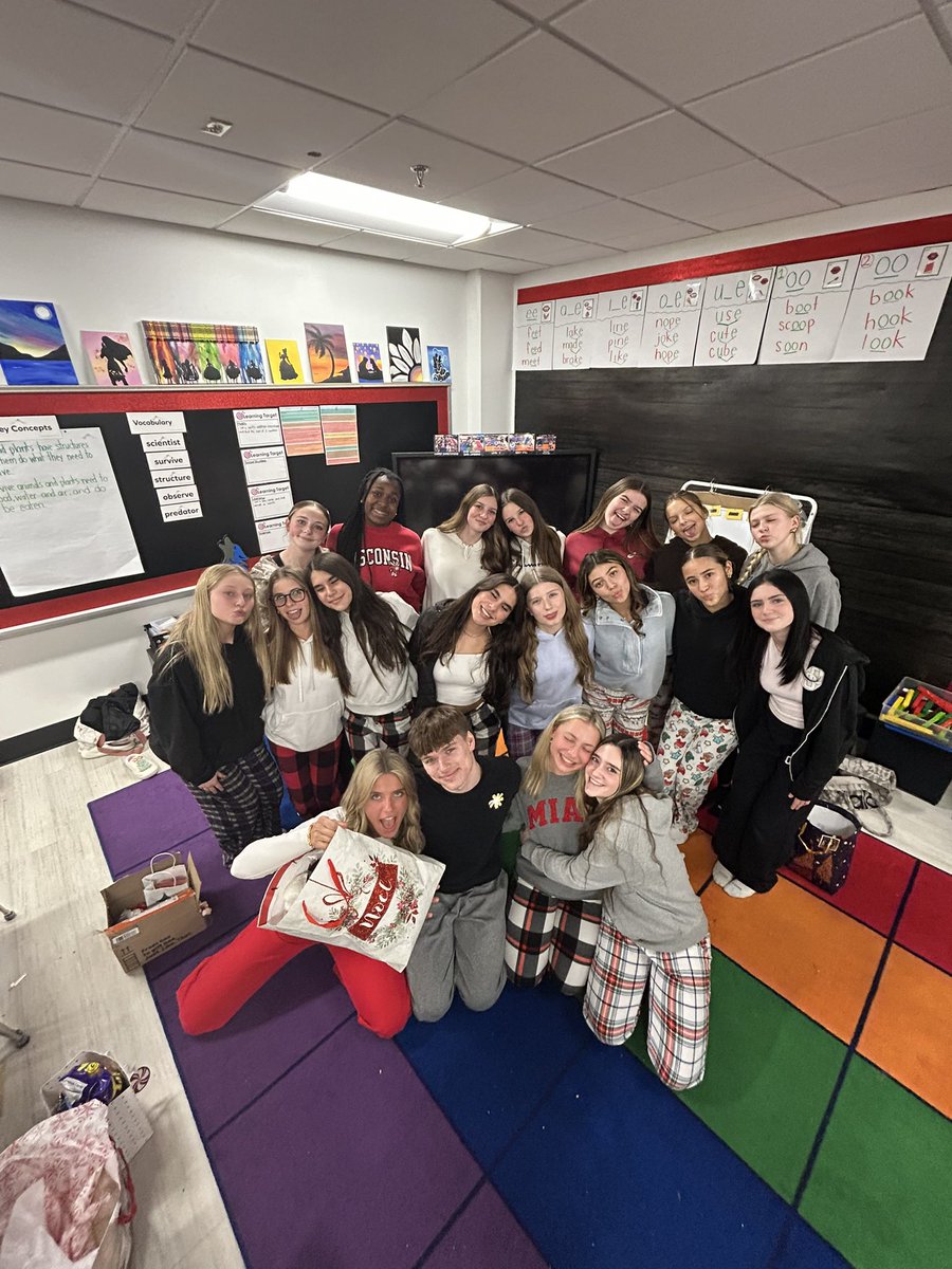 cheer_oc's tweet image. We wish you a 🎄Merry Christmas🎅🏻 and a ✨Happy New Year!✨ #ChristmasCheer