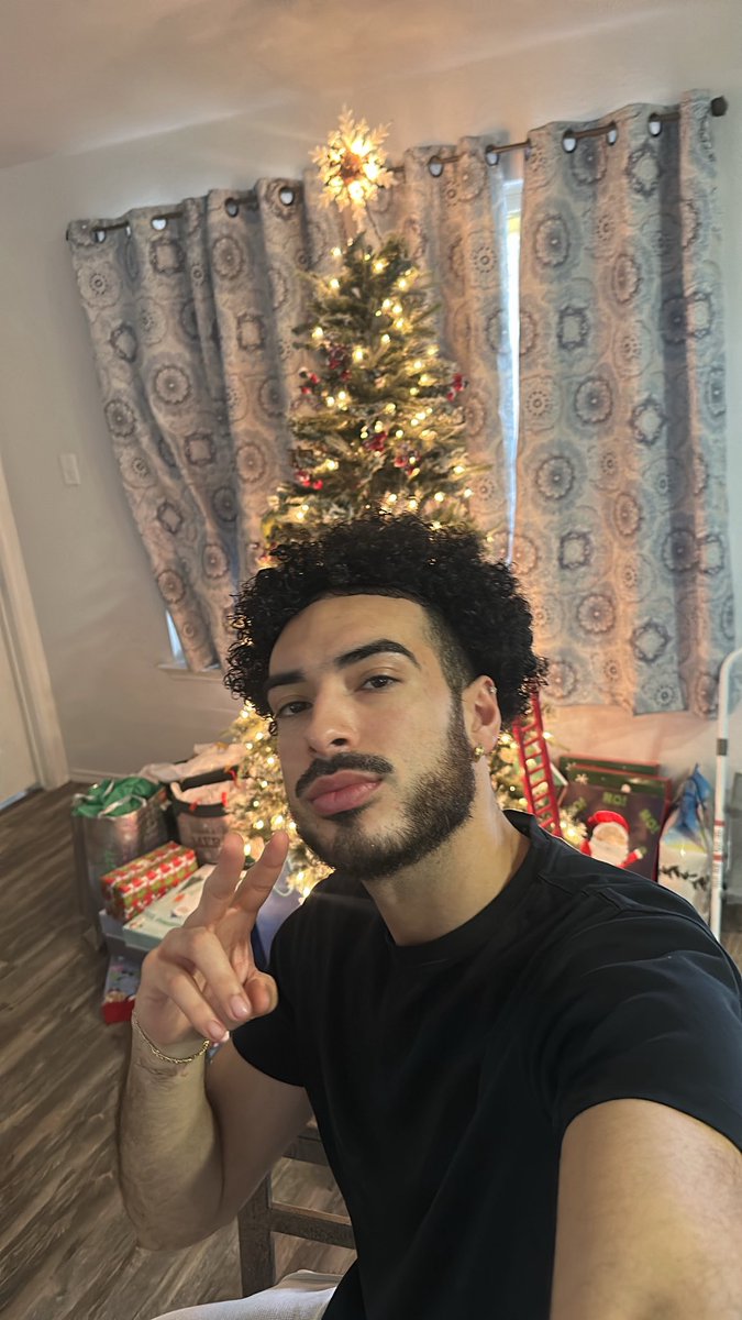Rickyam21's tweet photo. Christmas or cottage eve ? https://t.co/dkO5tjrFwB