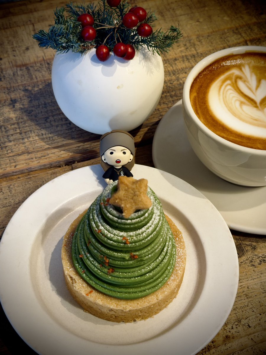 nyapi3995's tweet image. UVERworld vs セカオワの対バンに
参戦されるcrewさんは寒いですけど、
楽しんで来てください🌏✨
横アリ後からずーっと体調悪くて
いつの間にかクリスマスも終わり、
ケーキもなんも食べてないから
ちょい回復したしカフェ活する☕️
ちょい遅れのクリスマススイーツ🎅
ツリーと彰くんかわいいüÜ