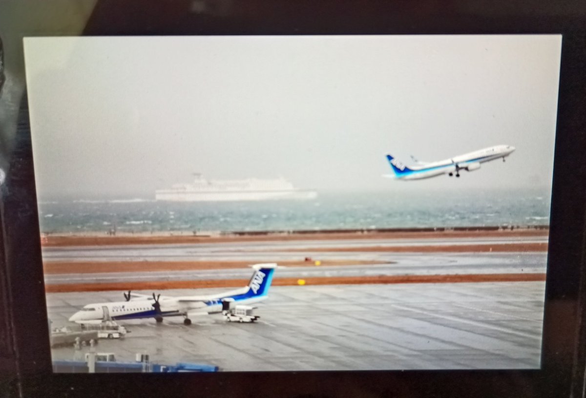 的場 Yonezawa Toys (Y) Tin Lithographed Friction Powered Coral & Silver